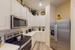 Kühlschrank, Mikrowelle, Ofen, Herdplatte