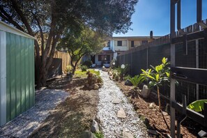 Property grounds - Rustico D'aMare - Two Bedroom House, Sleeps 5 (Quartu Santa Elena)