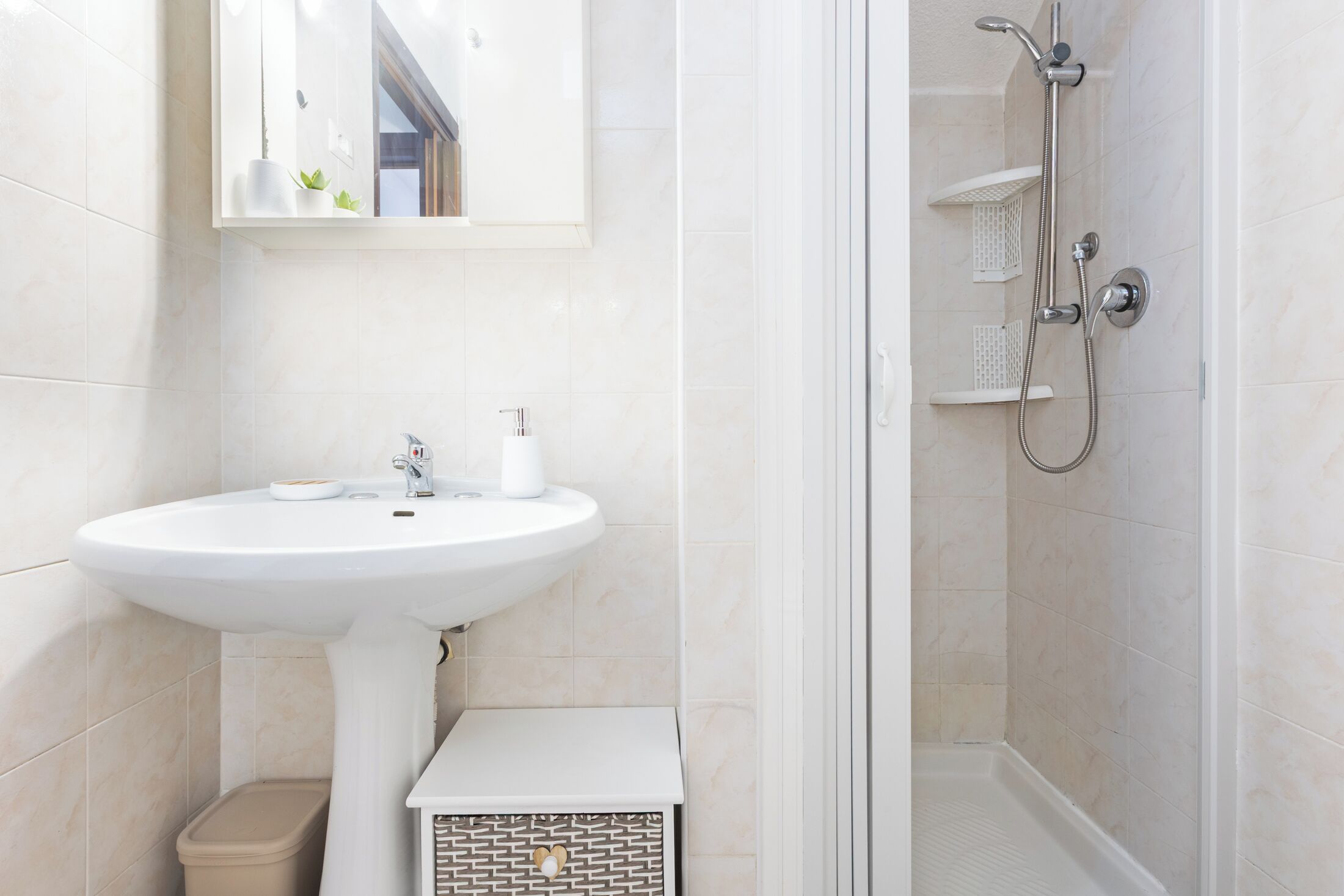 Ducha, secador de pelo, bidet, toallas