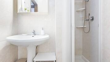 Ducha, secador de pelo, bidet, toallas