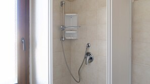 Chuveiro, secador de cabelo, bidê, toalhas de banho