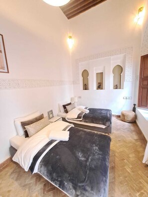 4 habitaciones, escritorio, tabla de planchar con plancha y wifi 