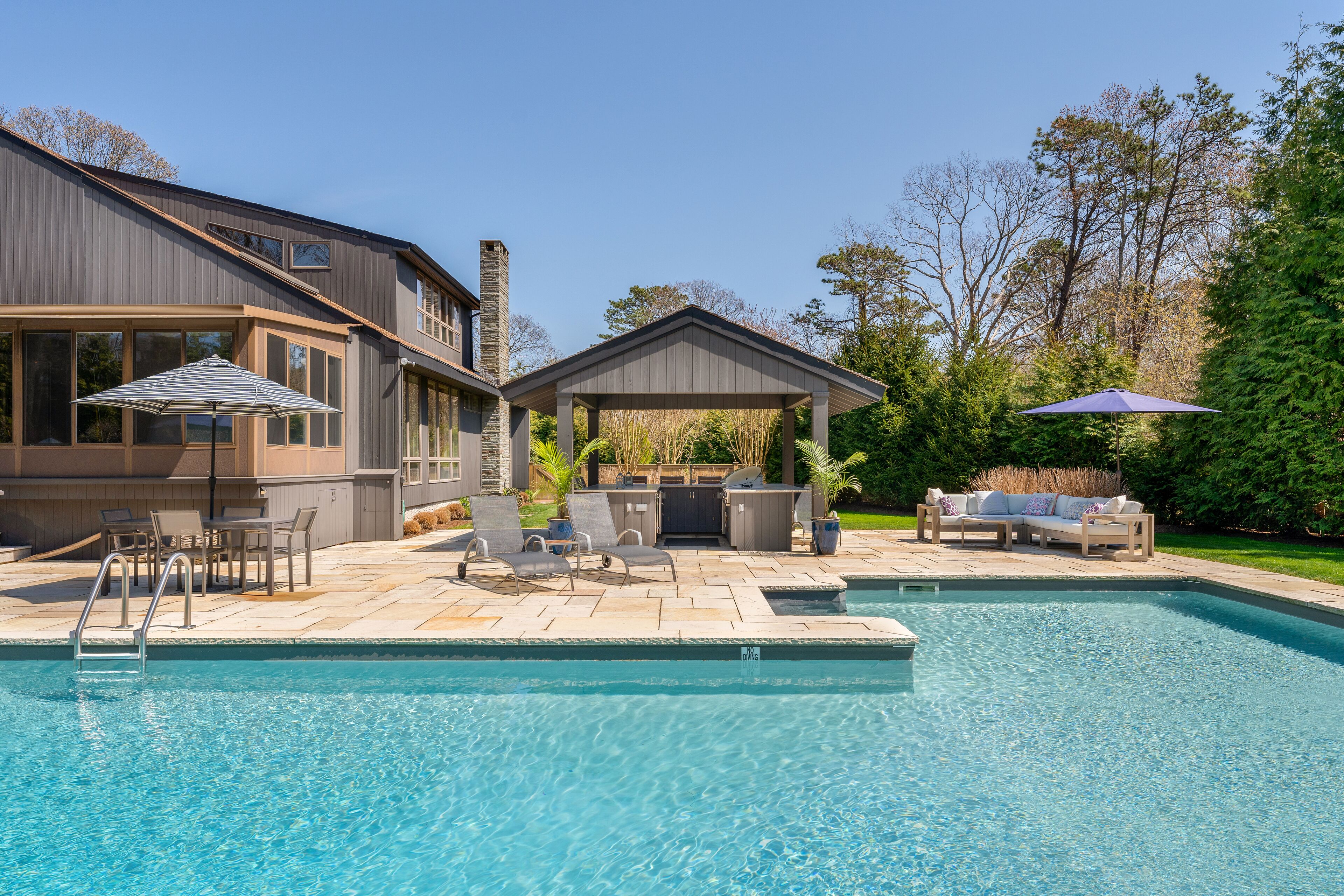 Minutes to private bay beach, Ponquogue Beach, Rumba and Cowfish, restaurants.