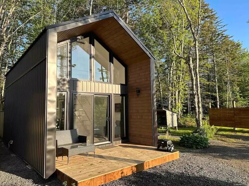 Tiny 5 (Private hot tub)