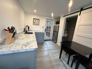 冷蔵庫、電子レンジ、コーヒー / ティーメーカー、電気ポット