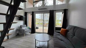Smart TV - Tiny 5 (Private hot tub) (Meteghan River)