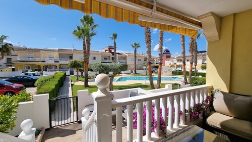 Super townhouse close to shopping, restaurants, cafes, golf course and beach😉