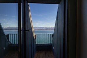 Superior suite | Een kluis op de kamer, een bureau, een laptopwerkplek