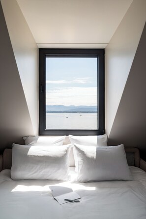 Junior suite | Een kluis op de kamer, een bureau, een laptopwerkplek