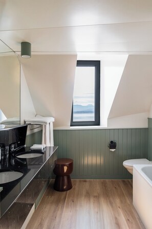 Chambre Suite Familiale | Kylpyhuone | Hiustenkuivaaja, pyyhkeet