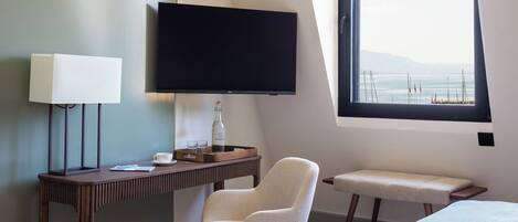 Chambre Suite Familiale | 1 bedroom, in-room safe, desk, laptop workspace