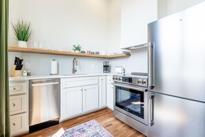 Kühlschrank, Ofen, Herdplatte, Kochgeschirr/Geschirr/Besteck