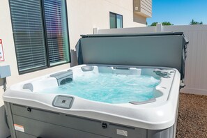 Outdoor spa tub - New townhome. Private hot tub! 30 minutes to Zions. EV Charger plug (Kanab)