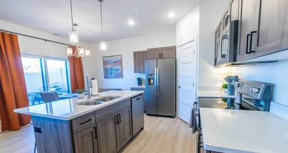 New townhome. Private hot tub! 30 minutes to Zions. EV Charger plug
