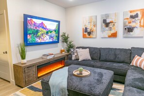 Smart TV, fireplace, books - New townhome. Private hot tub! 30 minutes to Zions. EV Charger plug (Kanab)