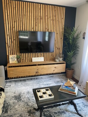 Living area - The Northern Pearl - A Lakefront Cottage on Lake Bernard in Sundridge, Ontario (Sundridge)