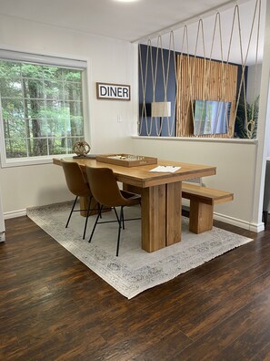 Dining - The Northern Pearl - A Lakefront Cottage on Lake Bernard in Sundridge, Ontario (Sundridge)