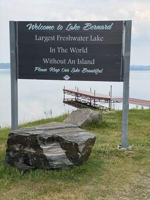 Property grounds - The Northern Pearl - A Lakefront Cottage on Lake Bernard in Sundridge, Ontario (Sundridge)
