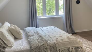 3 bedrooms, iron/ironing board, WiFi, bed sheets