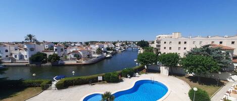 Una piscina al aire libre