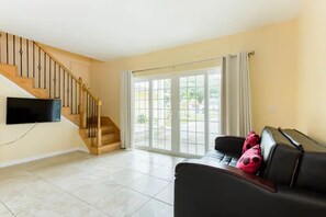 Smart TV - 2 houses 5bed 4bath heated pool prime location (Valrico)