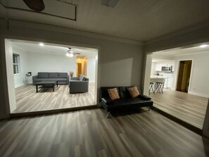 Smart TV - 2 houses 5bed 4bath heated pool prime location (Valrico)