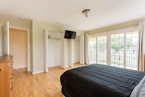 5 bedrooms, iron/ironing board, WiFi, bed sheets - 2 houses 5bed 4bath heated pool prime location (Valrico)