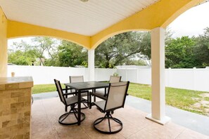 Outdoor dining - 2 houses 5bed 4bath heated pool prime location (Valrico)
