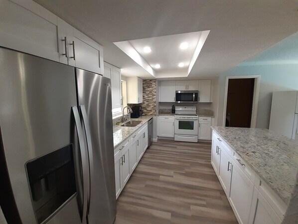 Fridge, microwave, oven, stovetop - 2 houses 5bed 4bath heated pool prime location (Valrico)