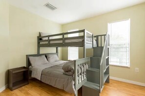 5 habitaciones, tabla de planchar con plancha, wifi y ropa de cama 