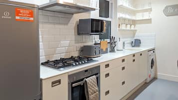 Lemari es, microwave, oven, dan kompor