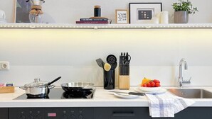 Coffee/tea maker, fridge, oven, stovetop - MOKA Living-Sunset Apt, Kingbed, WiFi, Netflix (Magdeburg)