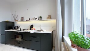 Coffee/tea maker, fridge, oven, stovetop - MOKA Living-Sunset Apt, Kingbed, WiFi, Netflix (Magdeburg)