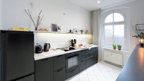 Coffee/tea maker, fridge, oven, stovetop - MOKA Living-Sunset Apt, Kingbed, WiFi, Netflix (Magdeburg)