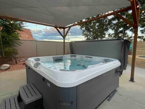 Terrace/patio - Pet-Friendly Near Zion | Hot Tub Downtown Kanab (Kanab)