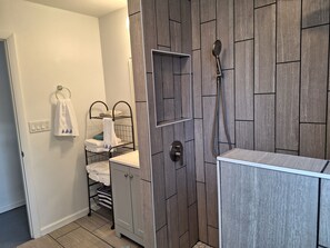 Shower, hair dryer, towels, soap - Blue Pineapple Delight  (Englewood)