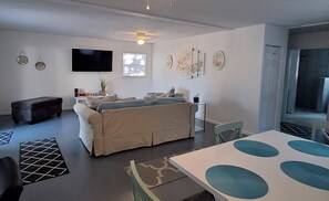 Smart-TV, Kamin, Bücher