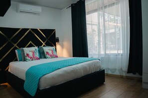 4 bedrooms, iron/ironing board, WiFi, bed sheets