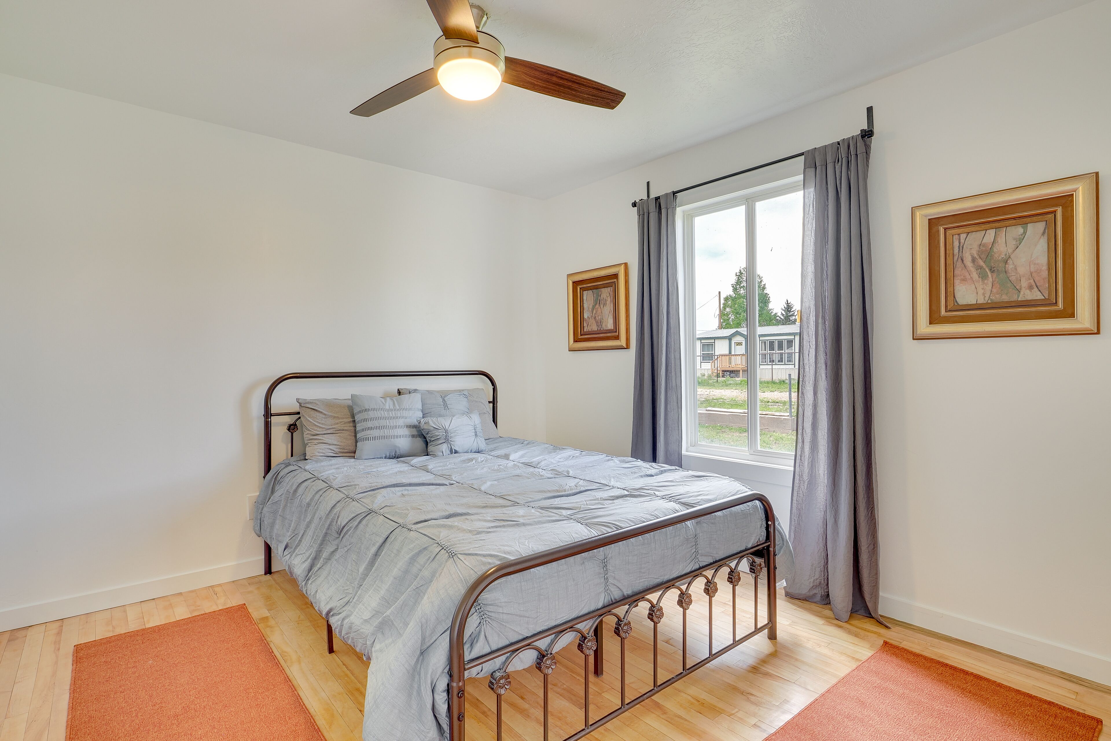 4 bedrooms, desk, iron/ironing board, WiFi