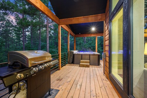 Campfire Dreams: Sleeps 10, Arcade, Hot Tub, Swings, 3BD/3Bath, Pet Friendly