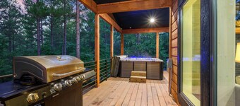 Campfire Dreams: Sleeps 10, Arcade, Hot Tub, Swings, 3BD/3Bath, Pet Friendly