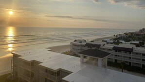 Un hotel frente a la playa con varias construcciones, una playa y el océano.