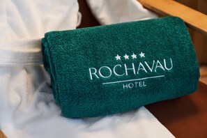 A green towel with the text "ROCHAVAU HOTEL" and three stars above it.