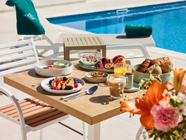 包含每日自助早餐