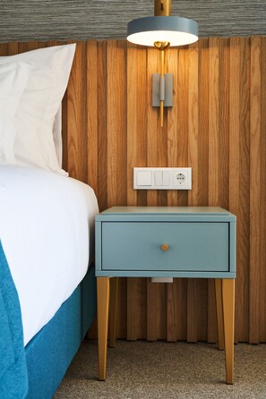 Safe på rommet, individuelt innredet, skrivebord og blendingsgardiner