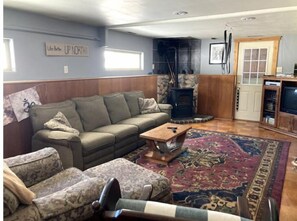 Living area - Spacious home with multi use trail access (Gwinn)