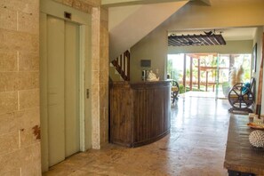 Lobby - Estilo Oceánico, Vista al Mar, Acceso a Playa (Playa Juan Dolio)
