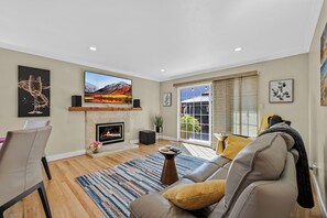 Smart TV, chimenea y estéreo 