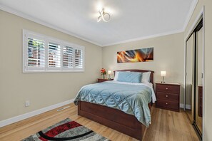 3 bedrooms, in-room safe, WiFi, bed sheets