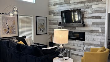 Smart TV, fireplace